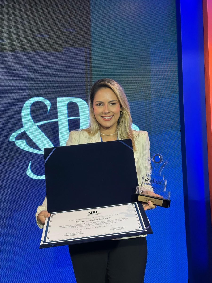 Dra. Isabel Brasil recebendo o certificado do prêmio Varilux 2026